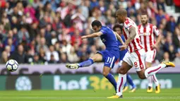 Aksi pemain Chelsea, Pedro scores (kiri) mencetak gol ke gawang Stoke City pada lanjutan Premier League di bet365 Stadium, Stoke, (23/9/2017). Satu gol Pedro membuat Chelsea menang 4-0. (Nigel French/PA via AP)