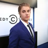 Justin Bieber kembali membuat onar dengan hal-hal tak terduga. Kali ini bukan soal perseteruan dengan penggemarnya, melainkan sebuah kejutan yang diberikan Justin berupa permainan piano di sebuah klub malam di Toronto. (AFP/Bintang.com)