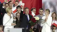 Petahana Andrzej Duda merayakan kemenangannya saat terpilih sebagai Presiden Polandia untuk kedua kalinya di Pultusk, Polandia, Minggu (12/7/2020) (Photo credit: AP Photo/Czarek Sokolowski)