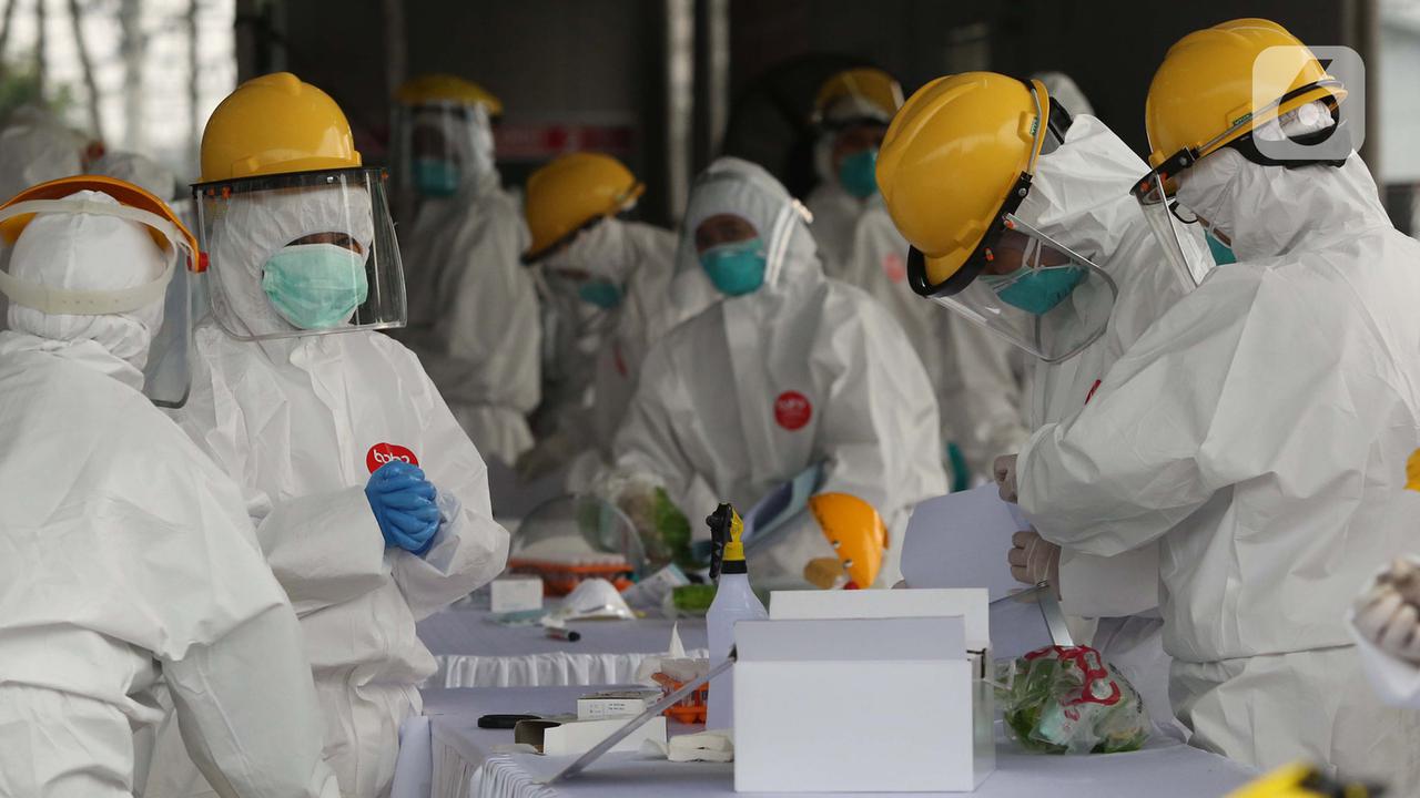 FOTO: 350 Penumpang KRL Jalani Tes Swab di Stasiun Bogor