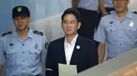 Lee Jae-yong usai menjalani sidang di Seoul, Korsel, (25/8). Lee dituduh memberi donasi 41 miliar won ke yayasan non-provit yang dijalankan Choi Soon-sil, orang kepercayaan mantan Presiden Korsel Park Geun-hye. (Chung Sung-Jun/Pool Photo via AP)