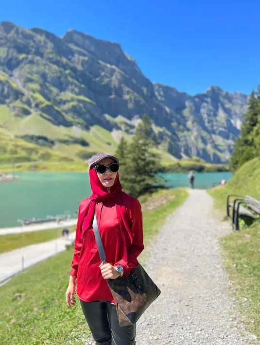 Saat bepergian ke luar negeri, gaya OOTD yang tak pernah Eddies lupakan adalah kacamata, topi dan tas. Aksesoris tersebut selalu menempel dan menjadi paket lengkap untuk dijepret dalam satu frame. Berpadu dengan pemandangan indah di sana, penampilannya pun selalu tampak berkelas. (Liputan6.com/IG/@eddiesadellia)