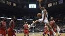 Pemain Milwaukee Bucks, Jabari Parker melakukan dunks tanpa dibendung pemain Chicago Bulls pada lanjutan NBA di BMO Harris Bradley Center, (15/12/2016). Bucks menang 108-97.  (AP/Morry Gash)
