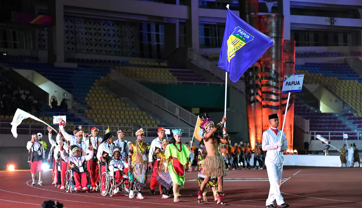 Pekan Paralimpiade Nasional XVII di Solo diikuti oleh 35 kontingen dari berbagai provinsi di Indonesia. Tampak, atlet NPCI Papua mengikuti defile saat digelar Upacara Pembukaan Pekan Paralimpiade Nasional XVII di Stadion Manahan, Solo, Minggu 6/10/2024). (PB PEPARNAS/Arnold Simanjuntak)