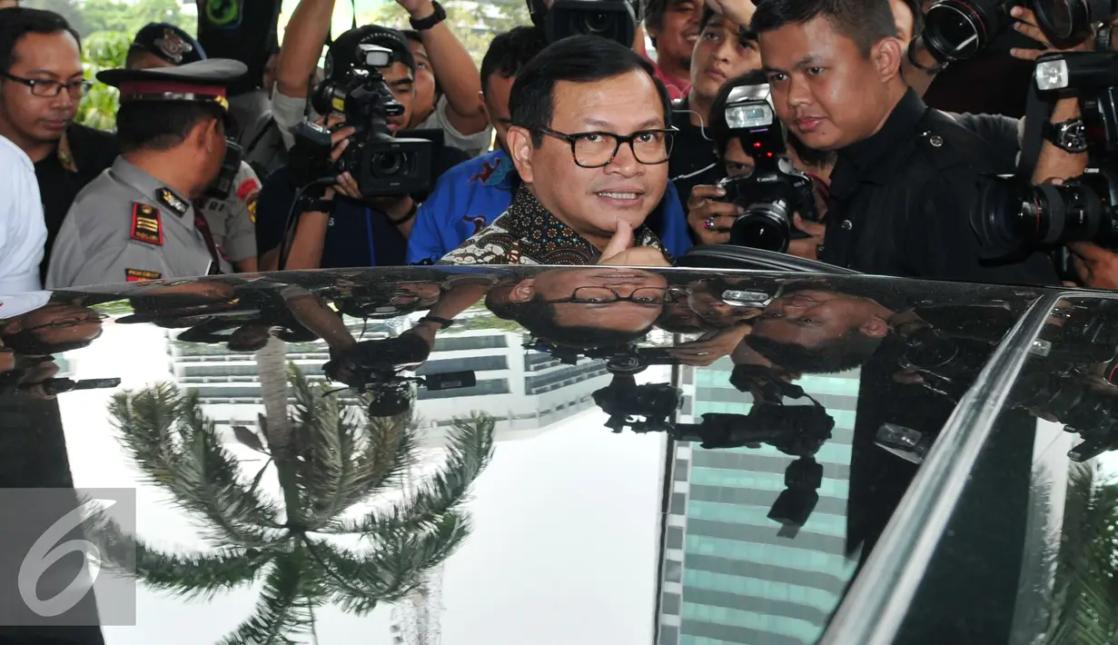 Pramono Anung berpamitan kepada wartawan di gedung KPK, Jakarta, Senin (28/9). Kedatangan Pramono untuk menyampaikan Laporan Harta Kekayaan Penyelenggara Negara (LHKPN) ke KPK usai menjabat sebagai Sekretaris Kabinet. (Liputan6.com/Andrian M Tunay)