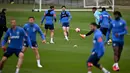 <p>Gelandang West Ham United, Declan Rice (tengah) menghadiri sesi latihan menjelang duel leg I semifinal Liga Europa 2021/2022, di tempat latihan West Ham United di London timur, Rabu (27/4/2022). West Ham menjamu Eintracht Frankfurt di London Stadium pada Jumat, 29 April dini hari. Kedua kesebelasan mengincar tiket ke Liga Champions musim depan. (Ben Stansall / AFP)</p>