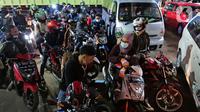 Sejumlah pemudik motor mengantre menaiki kapal di Pelabuhan Merak, Banten, Rabu (5/5/2019) dini hari. Satu hari sebelum larangan mudik diberlakukan pada 6 Mei 2021, para pemudik yang akan menuju Pulau Sumatera mulai memadati Pelabuhan Merak. (Liputan6.com/Herman Zakharia)