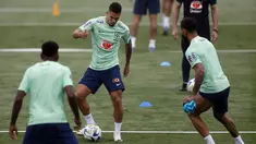 Gelandang Brasil Paulinho, tengah, mengontrol bola saat sesi latihan menjelang ajang kualifikasi Piala Dunia 2026, di Teresopolis, Brasil, Senin, 20 November 2023. (AP Photo/Bruna Prado)