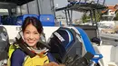 Selain berlayar melintasi pulau-pulau dan menikmati pemandangan pantai, Karenina Sunny Halim juga menyukai olahraga jet ski. Dalam Instagramnya Karenina juga membagikan videonya ketika mengendarai jet ski. (Liputan6.com/IG/karenina_sunny)