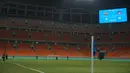 Akhirnya beberapa panitia pun ikut membantu mencari salah satu pul sepatu Pablo Pozos Bueno yang hilang di tengah luasnya lapangan Jakata International Stadium. Sementara itu, dirinya kembali ke ruang ganti dan mempercayakan pencarian kepada mereka. (Bola.com/Bagaskara Lazuardi)