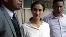 Atiqah Hasiholan didampingi Insank Nasruddin, pengacara Ratna Sarumpaet usai datangi Polda Metro Jaya, Selasa (6/11). Kedatangaan Atiqah untuk menjenguk ibunya, Ratna Sarumpaet yang dikabarkan kondisi kesehatannya yang menurun. Liputan6.com/Faizal Fanani)