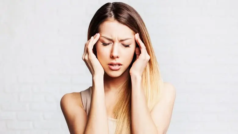 Begini cara menyembuhkan sakit kepala yang disebabkan menstruasi. (Sumber Foto: Shutterstock/The List)