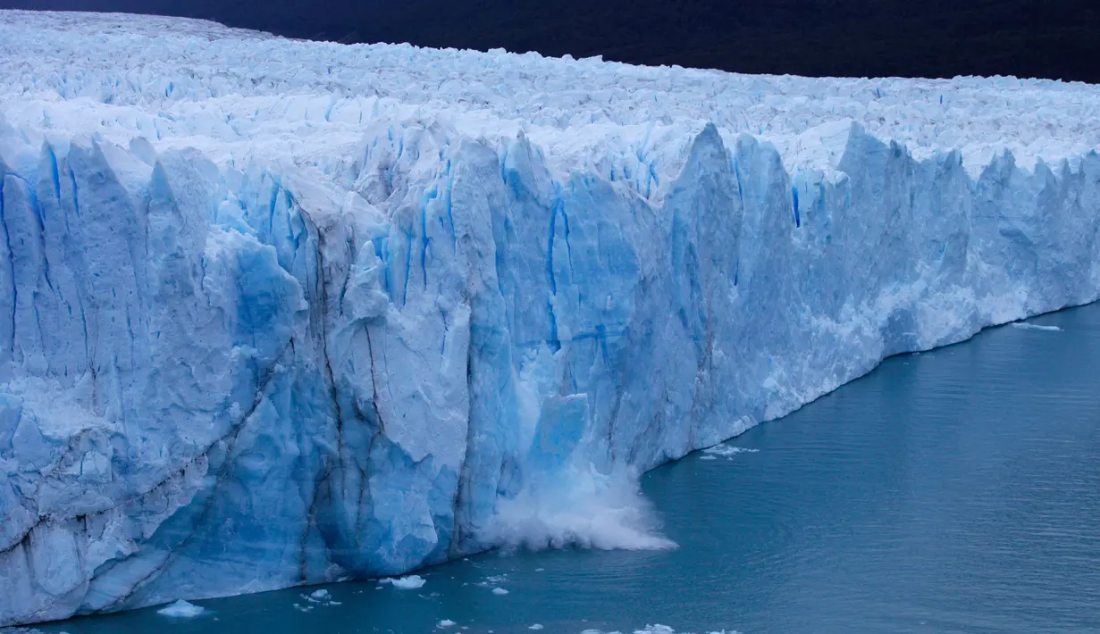 Bongkahan es yang runtuh dari Perito Moreno Glacier di Taman Nasional Los Glaciares, Argentina, Sabtu (10/3). Formasi es seluas 250 km persegi & panjang 30 km ini merupakan satu dari 48 gletser yang terbentuk dari pegunungan Andes. (Walter Diaz/AFP)