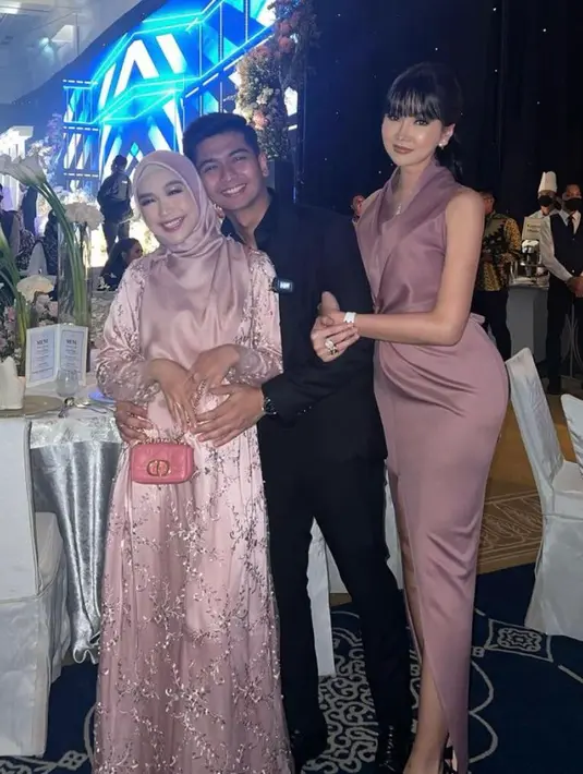 Hadir pula Lucinta Luna yang tampil dalam balutan halter silk dress warna mauve. [@lucintaluna_manjalnita].