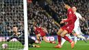 Pemain Liverpool, Cody Gakpo (kanan) mencetak gol pertama timnya ke gawang Leeds United saat laga pekan ke-31 Liga Inggris 2022/2023 di Elland Road, Leeds, Selasa (18/04/2023). The Reds menang dengan skor 6-1. (AFP/Oli Scarff)