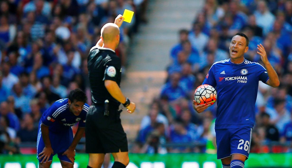 Pemain Chelsea, John Terry, mendapat kartu kuning dari wasit Anthony Taylor dalam Community Shield 2015 melawan Arsenal di Stadion Wembley, Inggris. Minggu (2/8/2015) malam WIB. (Reuters/Darren Staples)