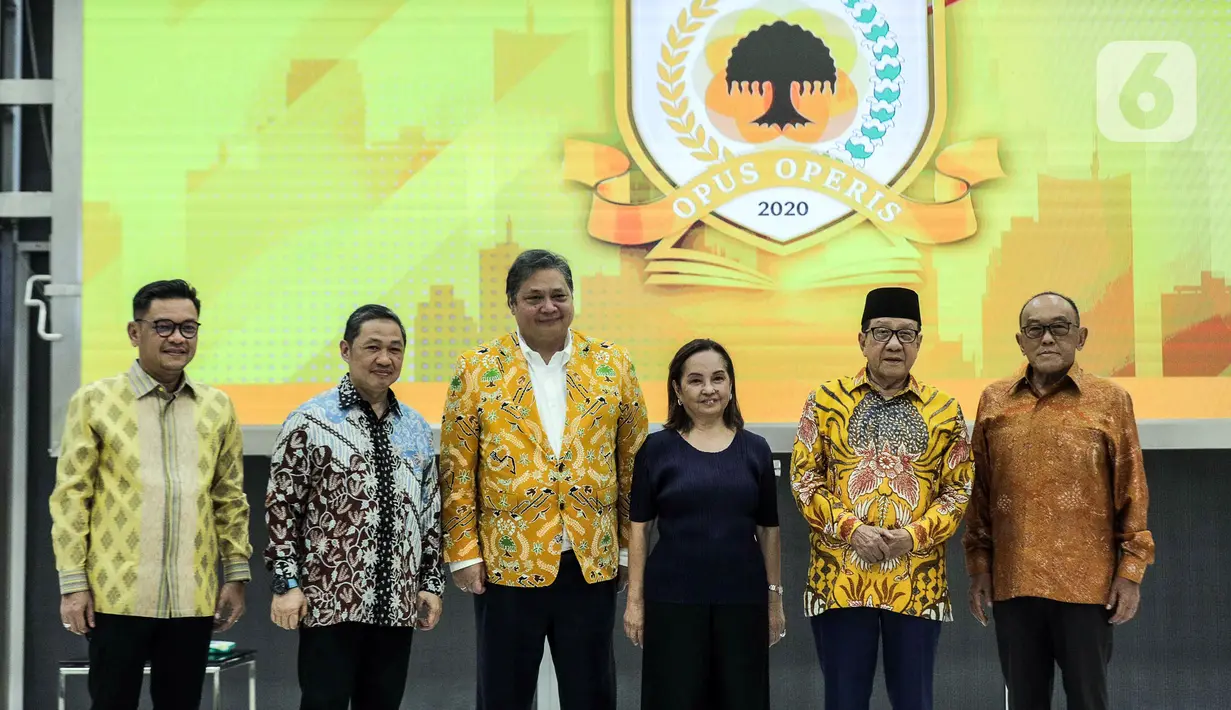 "Dan pemerintah hari ini memberikan bansos beras untuk 3 bulan kedepan kepada penerima bantuan beras KKH itu untuk 22 juta penduduk dngan beras sebesar 10 kilo per orang tentu itu menjadi bagian dari pada operasi pasar," tandas Airlangga. (Liputan6.com/Faizal Fanani)