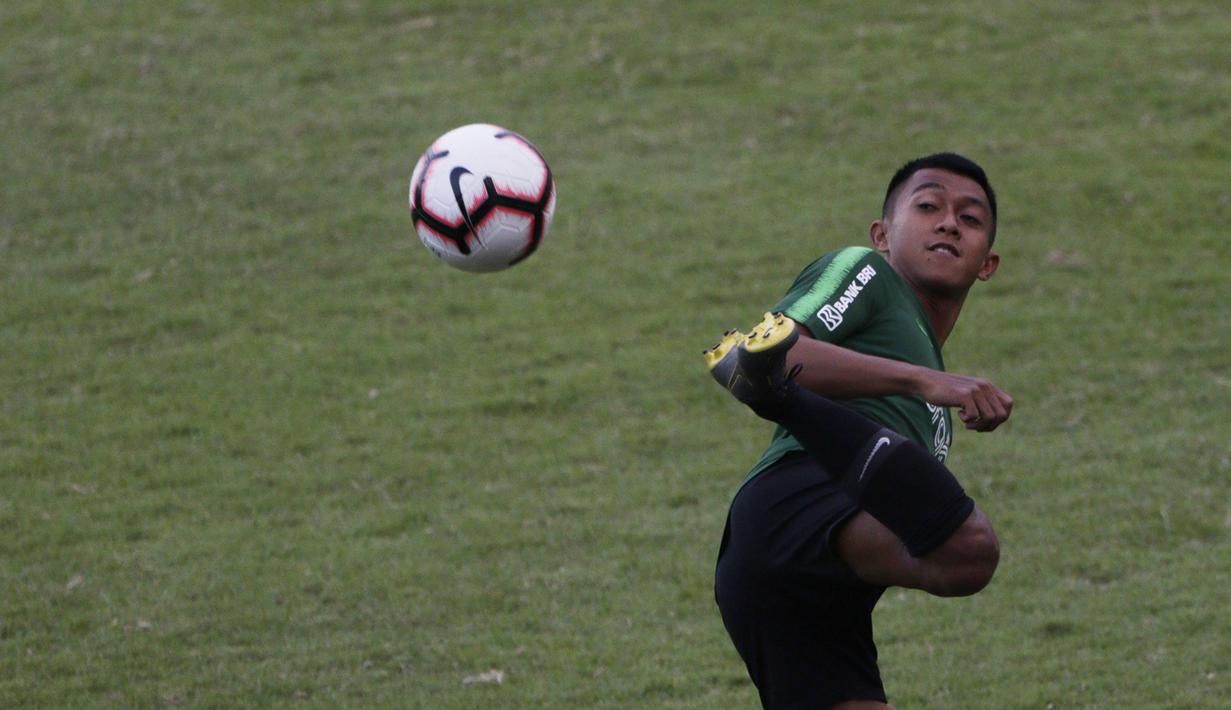 Pemain Timnas Indonesia, Febri Hariyadi, mengontrol bola saat latihan di Stadion Madya Senayan, Jakarta, Jumat (8/3). Latihan ini merupakan persiapan jelang laga persahabatan melawan Myanmar. (Bola.com/Vitalis Yogi Trisna)