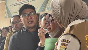 Keluarga korban  kebakaran Gedung Terra Drone tak bisa menahan air matanya saat melihat jenazah di RS Polri. (Foto: Liputan6.com/Ady Anugrahadi).