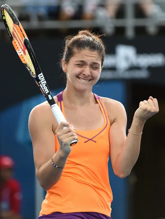 Ekspresi Margarita Gasparyan usai mengalahkan petenis Yulia Putintseva pada Australia Open 2016 di Melbourne (20/1/2016). Kesamaan Gasparyan dengan Sharapova terlihat dari performa di atas lapangan dan keseksiannya. (AFP PHOTO/WILLIAM WEST)
