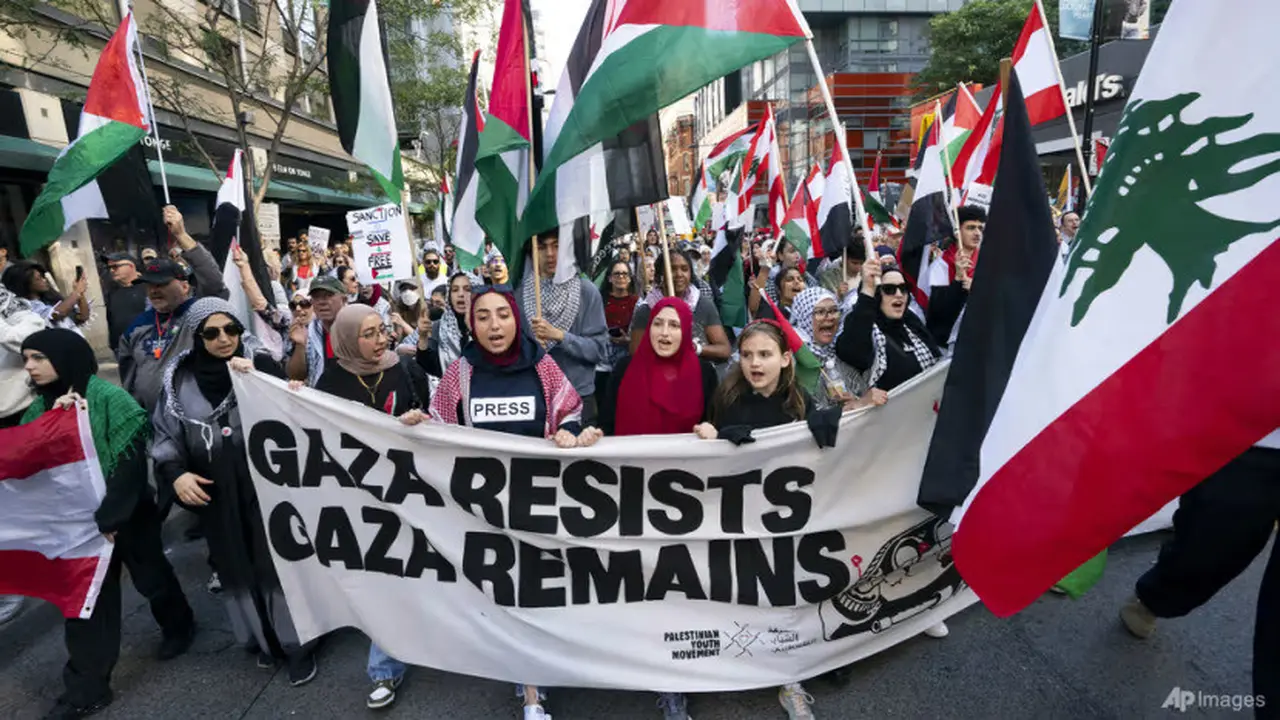 Demonstran di Toronto, Kanada, menyerukan akhir kekerasan bagi Palestina. (AP/Arlyn McAdorey)