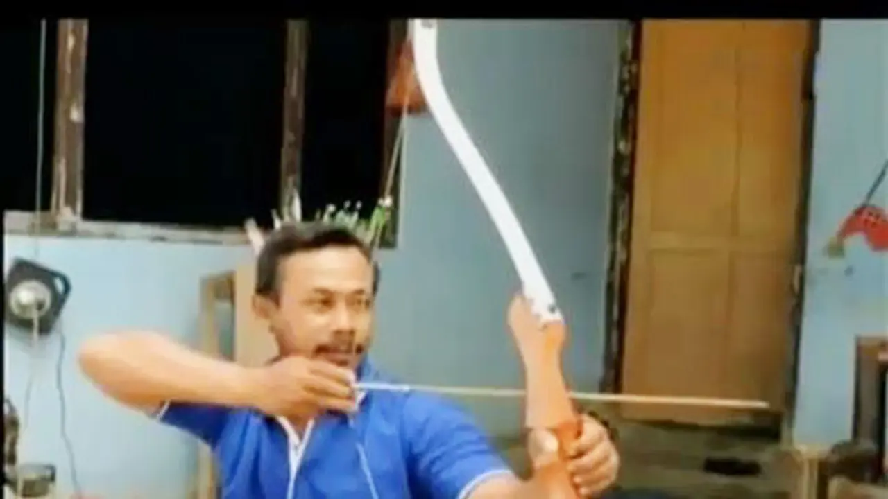 Perajin Busur Panah Paralon