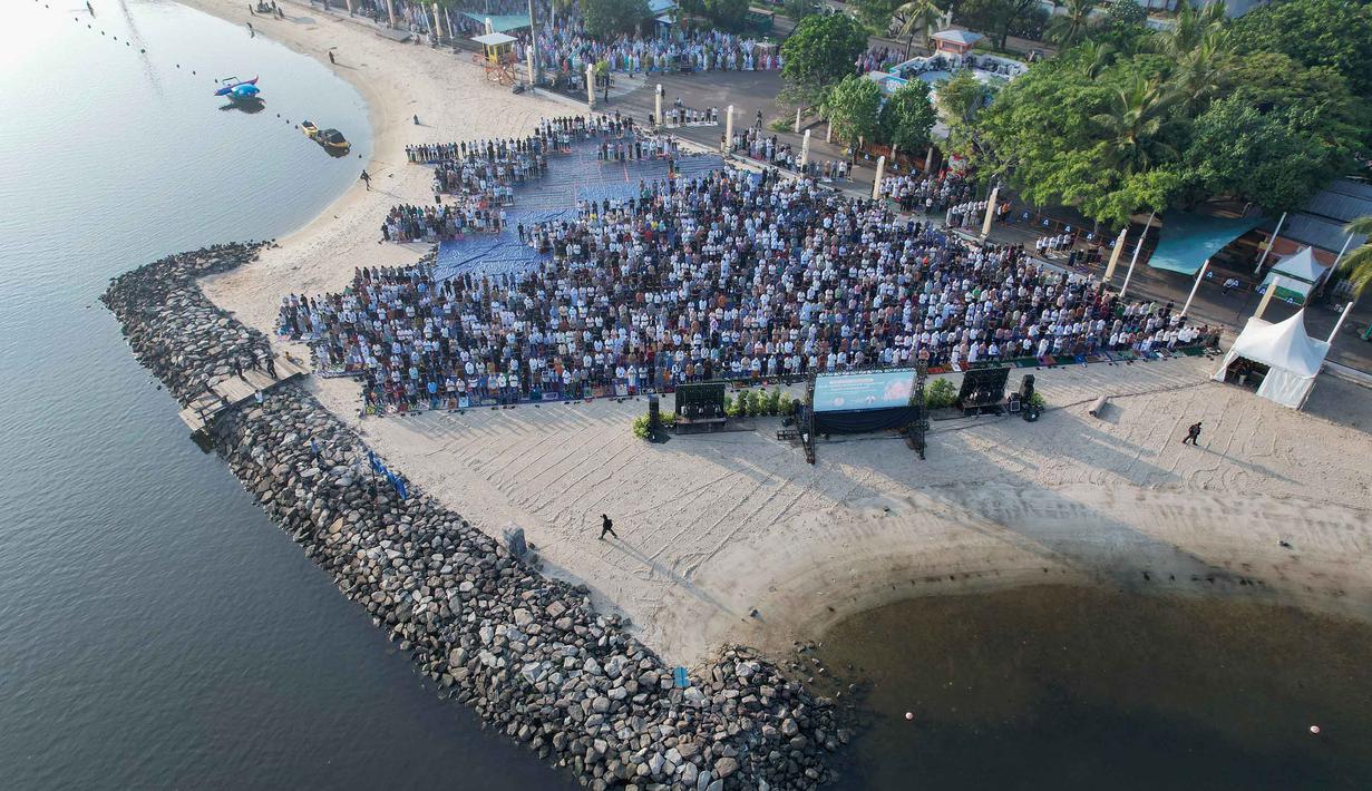Umat Muslim saat melaksanakan Salat Idul Adha 1447 Hijriah di Pantai Lagoon, Ancol, Jakarta,  Rabu (27/5/2026). (merdeka.com/Arie Basuki)