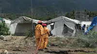 Petugas Dinas Damkar dan Penyelamatan Palu menyemprotkan disinfektan ke lokasi pengungsian penyintas gempa di Kel. Balaroa, Palu Barat, Rabu (1/4/2020). (Foto: Liputan6.com/ Heri Susanto).