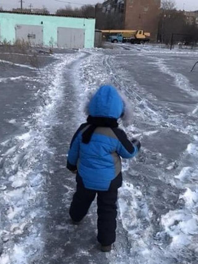 Penampakan salju hitam di Siberia
