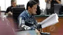 Mantan Kepala Dinas Perhubungan DKI, Udar Pristono ketika menjalani sidang perdana pembacaan dakwaan di Pengadilan Tipikor, Jakarta, Senin (13/4/2015). Udar ditetapkan sebagai tersangka korupsi pengadaan bus Transjakarta. (Liputan6.com/Andrian M Tunay)