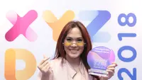 Sheryl Sheinafia menerima penghargaan untuk lagu kolaborasinya dengan Rizky Febian dan Chandra Liow. Lagu berjudul Sweet Talk itu mendapatkan penghargaan yang pertama kalinya. (Adrian Putra/Bintang.com)
