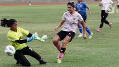 Pemain Timnas putri Indonesia, Zahra Muzdalifah (kedua kiri) saat latih tanding melawan tim putri Persib di Stadion Madya, Kompleks Gelora Bung Karno, Jakarta, Kamis (13/1/2022). Latih tanding ini persiapan untuk berlaga di ajang Piala Asia Wanita 2022. (Liputan6.com/Helmi Fithriansyah)