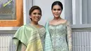 <p>Keduanya pun sama-sama tampil menawan dengan kebaya dipadukan songket khas Batak. Songket tersebut dijadikan selendang dan kain untuk bawahan. [@chengiovanis]</p>