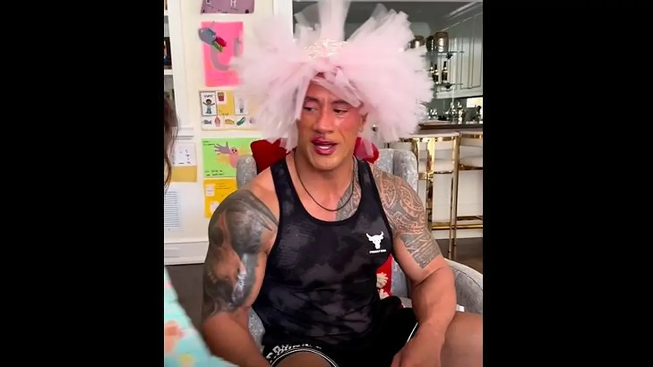 Dwayne Johnson Pasrah Didandani dan Dipasangi Rok Tutu oleh Putrinya, Tak Matching dengan Tato