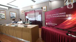 Anggota Komisi Pemilihan Umum (KPU) Idham Holik (kemeja putih) memberikan keterangan Sistem Informasi Partai Politik (Sipol) Pemilu 2024 di Jakarta, Jumat (24/6/2022). KPU meluncurkan Sipol Pemilu 2024 dan telah membuka aksesnya untuk memperlancar proses pendaftaran dan verifikasi partai politik. (Liputan6.com/Angga Yuniar)