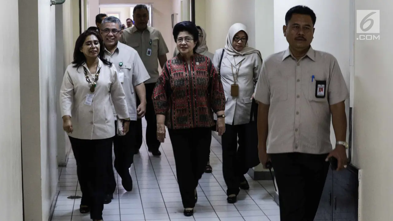 Menkes Nila Moeloek Jenguk Pasien Difteri di RSPI Sulianti Saroso