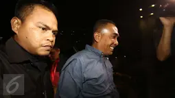 Bupati Buton, Samsu Umar Abdul Samiun berjalan menuju Gedung KPK, Jakarta, Rabu (25/1). Samsu Umar akan diperiksa terkait kasus penyuapan terhadap bekas Ketua Mahkamah Konstitusi (MK) Akil Mochtar. (Liputan6.com/Helmi Afandi)