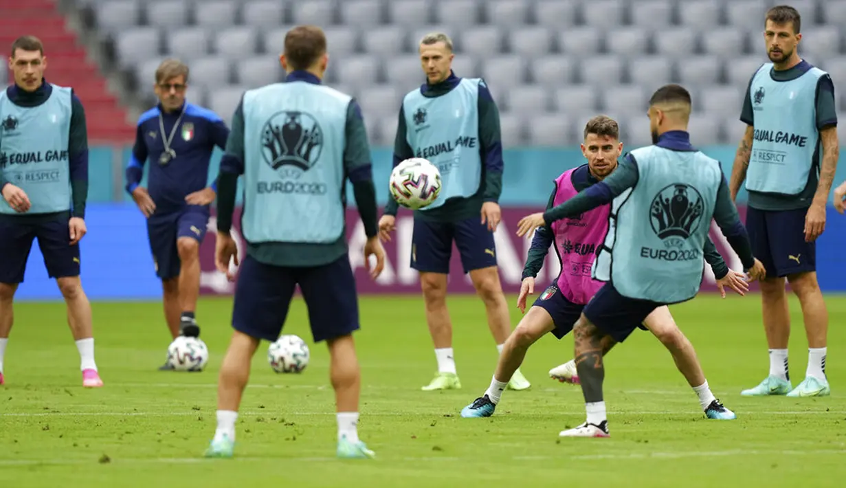 Pemain Italia Jorginho (ketiga kanan) menatap bola saat sesi latihan di Stadion Football Arena, Munich, Jerman, Kamis (1/7/2021). Italia akan menghadapi Belgia pada pertandingan perempat final Euro 2020. (AP Photo/Matthias Schrader)