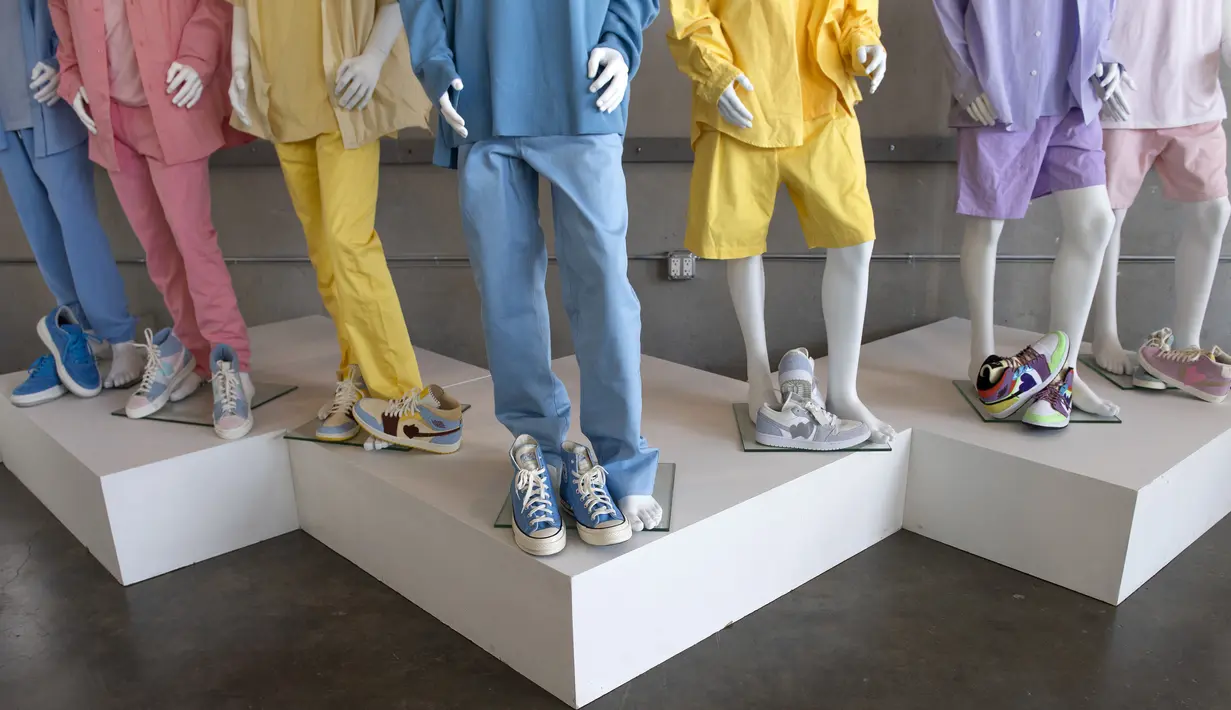 Setelan pakaian yang dikenakan boyband BTS pada video klip "Dynamite" mereka ditampilkan saat pratinjau pers Julien's Auctions MusiCares Charity Relief Auction, di Beverly Hills, California, Selasa (26/1/2021). Acara lelang amal akan berlangsung pada 29 Januari 2021 mendatang. (VALERIE MACON/AFP)