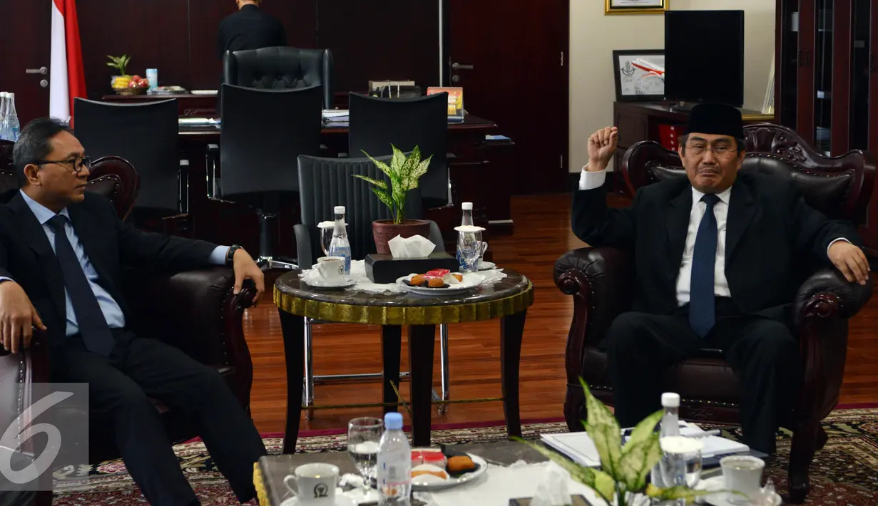 Ketua MPR Zulkifli Hasan (kiri) saat menerima kunjungan Ketua Presidium ICMI Jimly Asshiddiqie di Gedung Nusantara III, Jakarta, Selasa (3/4). Pertemuan tersebut dalam rangka silahturahmi dan mengundang Ketua MPR dalam ICMI. (Liputan6.com/Johan Tallo)