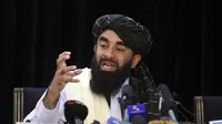 Zabihullah Mujahid, juru bicara lama Taliban pada konferensi pers, Selasa (17/8/2021) (AP Photo/Rahmat Gul)