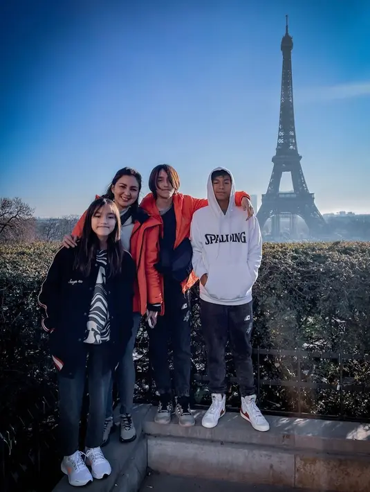 Donna Agnesia dan Darius Sinathrya beserta anak-anak (Instagram/dagnesia)