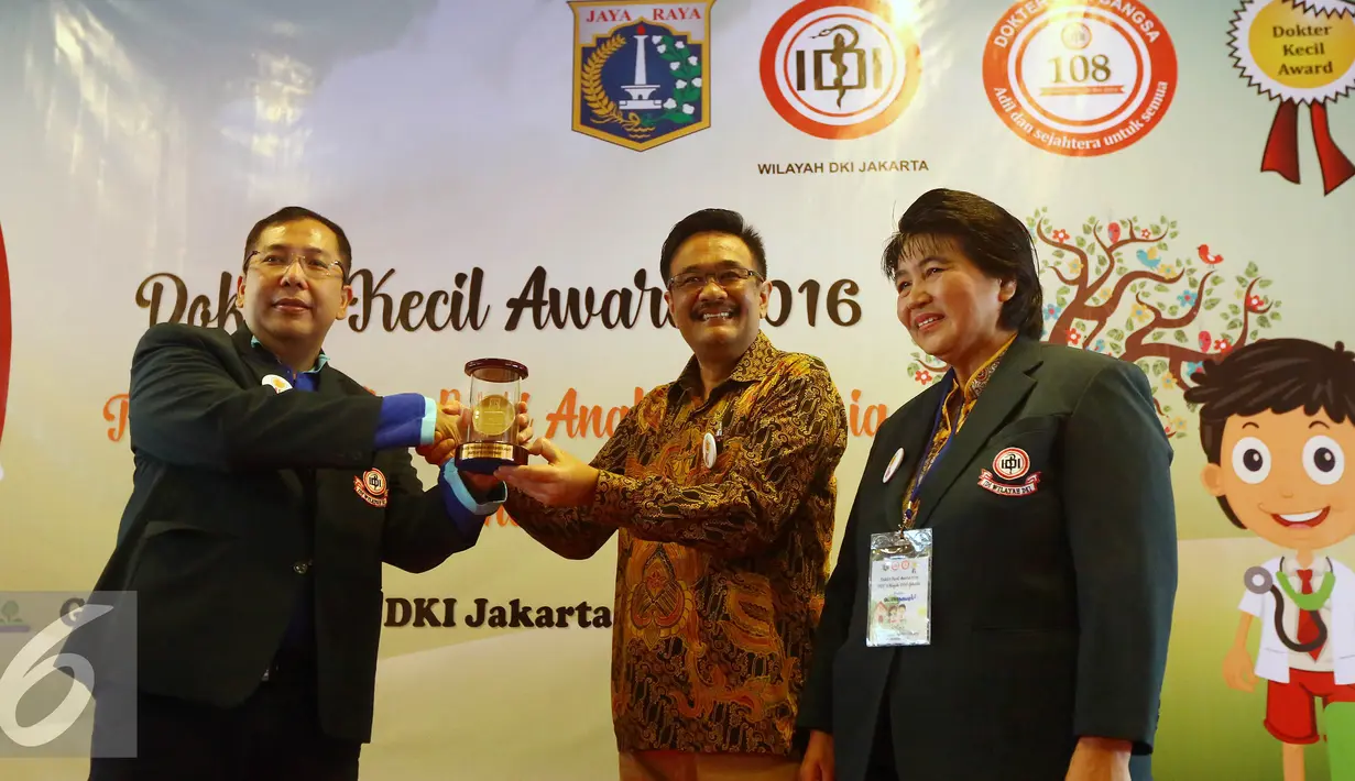 Perwakilan IDI Jakarta memberikan Cinderamata kepada Wakil Gubernur DKI Jakarta, Djarot Saiful Hidayat saat membuka Lomba Dokter Kecil Award Tahun 2016 Tingkat Provinsi DKI Jakarta, Minggu (2/10). (Liputan6.com/Johan Tallo)