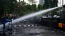 Sejumlah mahasiswa lintas perguruan tinggi berusaha menembus barikade polisi saat berunjuk rasa di Gerbang Pancasila Parlemen, Jakarta, Kamis (22/8/2024). Unjuk rasa tersebut merupakan bagian dari gerakan peringatan darurat Indonesia yang viral di media sosial setelah DPR RI mencoba mengubah putusan Mahkamah Konstitusi (MK) nomor 60/PUU-XIXII/2024 tentang ambang batas syarat pencalonan kepala daerah. (Liputan6.com/Herman Zakharia)