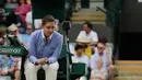 Petenis Denmark, Caroline Wozniacki mengeluhkan gangguan serangga terbang kepada wasit ketika melawan petenis Rusia, Ekaterina Makarova pada babak kedua Wimbledon 2018 di London, Rabu (4/7). Wozniacki tersingkir dengan skor 4-6, 6-1, 5-7. (AP/Ben Curtis)