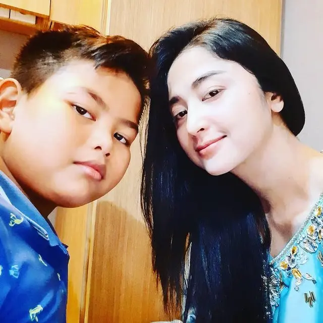6 Potret Transformasi Dewi Perssik dan Anak Angkatnya, Penuh Kasih Sayang