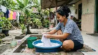 Cara Menghilangkan Noda Sunscreen dari Pakaian Putih Sebelum Menguning