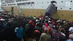 Ribuan pemudik berebut menaiki KM Dobonsolo tujuan Semarang di Pelabuhan Tanjung Priok, Jakarta, Rabu (13/6). Hingga siang hari, jumlah peserta mudik gratis yang diselenggarakan oleh Kementerian Perhubungan berjumlah 1.473 orang. (Merdeka.com/Imam Buhori)