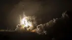 Roket SpaceX Falcon 9 dengan pesawat ruang angkasa Double Asteroid Redirection Test (DART) diluncurkan dari Space Launch Complex 4E, Vandenberg Space Force Base, California, AS, 23 November 2021. NASA meluncurkan pesawat ruang angkasa DART untuk menabrak asteroid. (Bill Ingalls/NASA via AP)