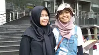 Annisa Rahmania dari Himpunan Wanita Difabel Indonesia bersama penerjemahnya.